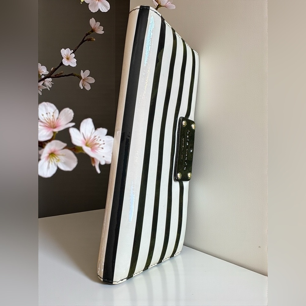 Kate Spade Wellesley Alessa Patent Leather Wallet. Excellent Condition. - Picture 13 of 15